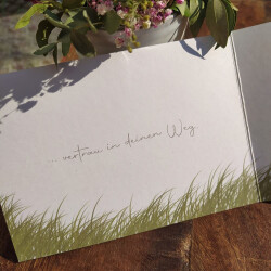 Klappkarte „...wird schon“ – Zuversichtliche Fruchtfliege mit Innentext „Vertrau in deinen Weg“ & Kraftpapierumschlag