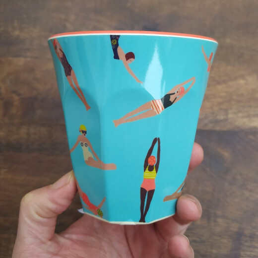 Retro Swimster | Melamin Becher Medium | Rice - mittelgroßer robuster Becher mit Schwimmerinnen in bunten Badeanzügen