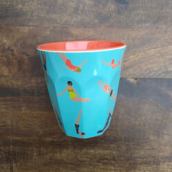 Retro Swimster | Melamin Becher Medium | Rice - mittelgroßer robuster Becher mit Schwimmerinnen in bunten Badeanzügen