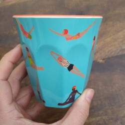 Retro Swimster | Melamin Becher Medium | Rice - mittelgroßer robuster Becher mit Schwimmerinnen in bunten Badeanzügen