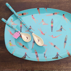 Retro Swimster | Melamin Löffel Groß | Rice - langer Löffel aus Melaminharz mit sommerlich buntem schwimmerinnen muster in Blau Orange