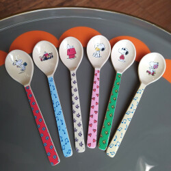 Rice Teelöffel Snoopy Print - Kleine Löffel aus Melamin | Rice x Peanuts Rot mit Blumen - fröhlicher Snoopy