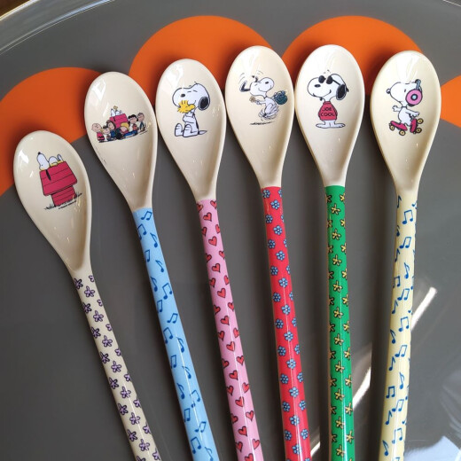 Rice Latte Löffel Snoopy Print - Lange Löffel aus Melamin | Rice x Peanuts Rot mit Blumen - fröhlicher Snoopy