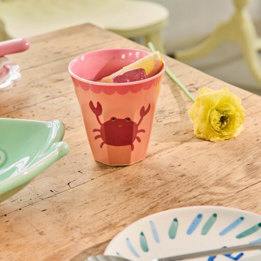 Krabbe in Koralle | Melamin Becher Medium | Rice