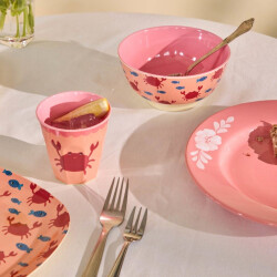 Krabbe in Koralle | Melamin Becher Medium | Rice