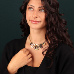 Taratata Art Nouveau Kette - elegant maximalistische Halsekette mit edlen Schmucksteinen, Vergoldeten Ornamenten und samtig dunklen Farben