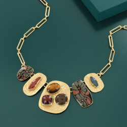 Taratata Art Nouveau Kette - elegant maximalistische Halsekette mit edlen Schmucksteinen, Vergoldeten Ornamenten und samtig dunklen Farben
